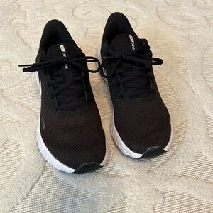 Nike Revolution 5 women’s running sneakers